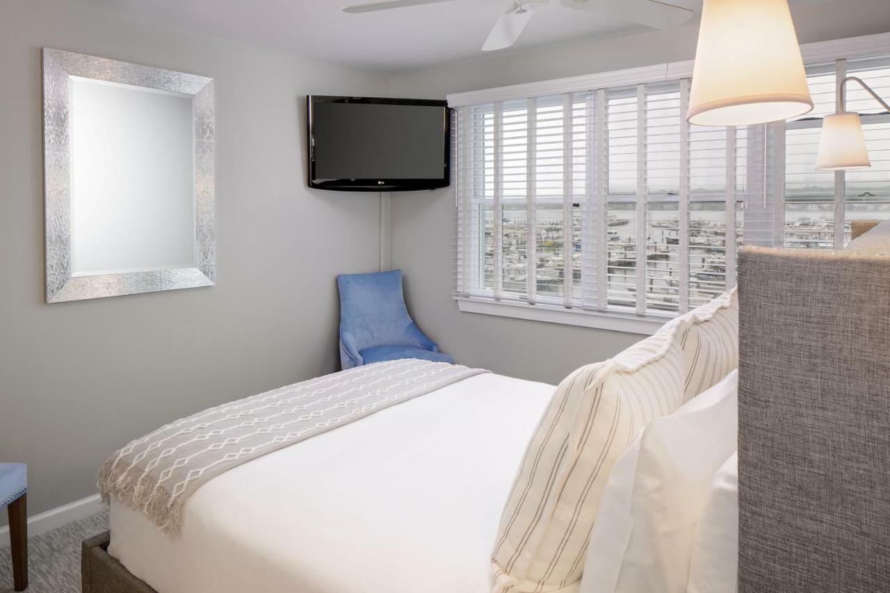 At Harbor Hill Marina Bed & Breakfast 3*